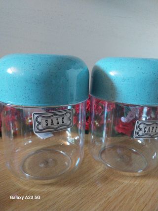 Set contenitori trasparenti con tappo rosso