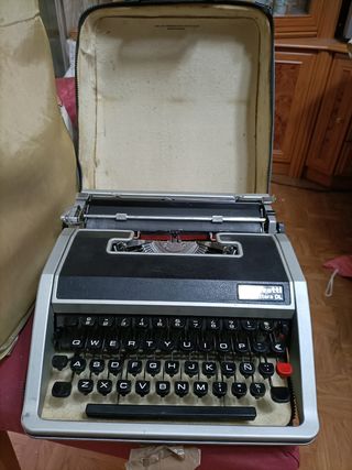 Máquina de escribir Olivetti Lettera DL