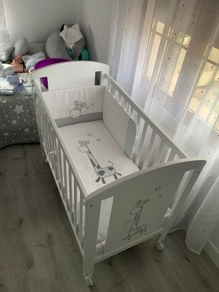 Cuna de bebé blanca con colchon