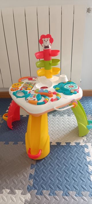 Mesa de aprendizaje infantil con actividades. 
