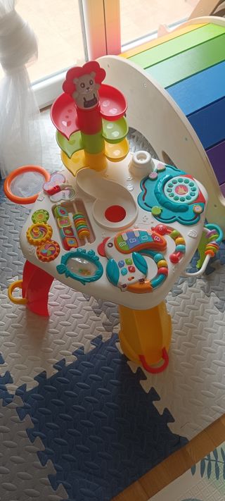 Mesa de aprendizaje infantil con actividades. 