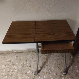 Mesa auxiliar plegable con ruedas