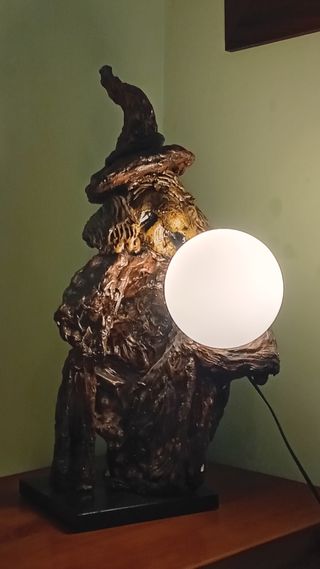 Lámpara de madera bruja
