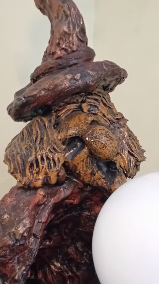Lámpara de madera bruja