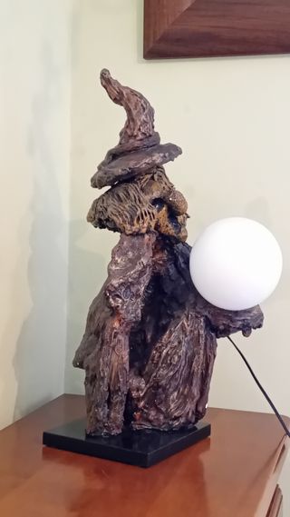 Lámpara de madera bruja