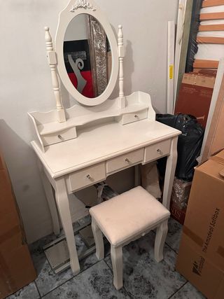 Tocador de maquillaje blanco con espejo y taburete