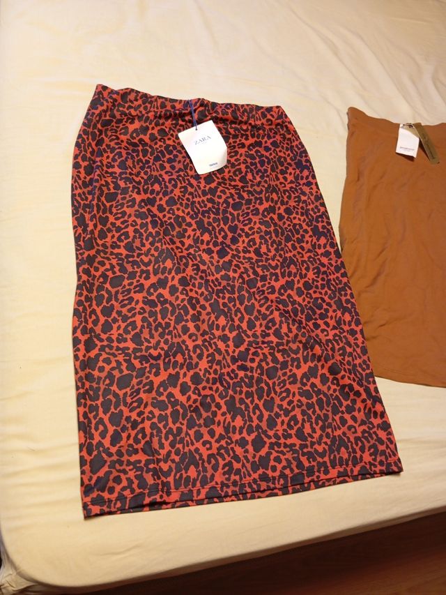 Falda Zara Estampada Leopardo Roja y Negra de segunda mano por 10