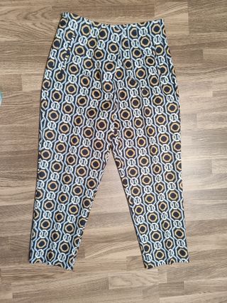 Pantalón chino estampado geométrico