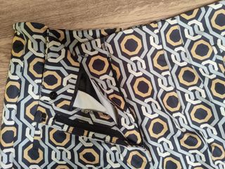 Pantalón chino estampado geométrico
