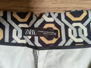 Pantalón chino estampado geométrico