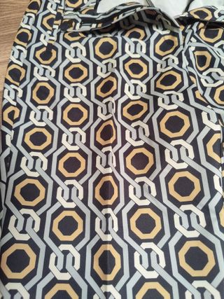 Pantalón chino estampado geométrico