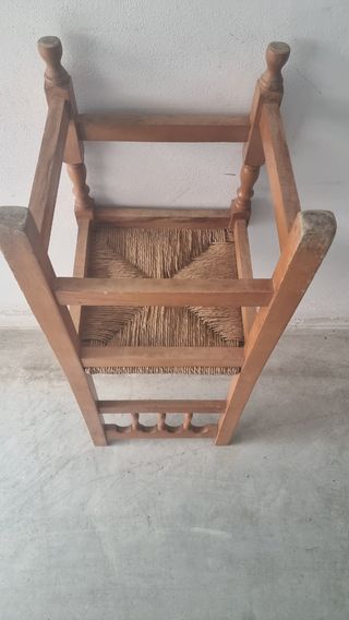 Silla de madera con asiento de nea.