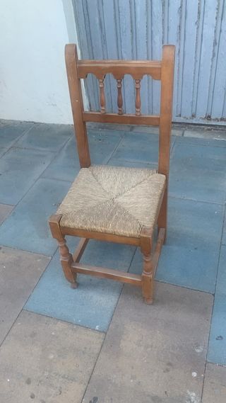 Silla de madera con asiento de nea.