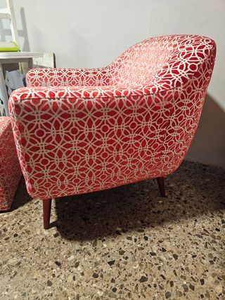 Sillón y pouf con estampado geométrico