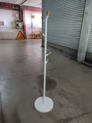 Perchero de pie blanco con detalles madera