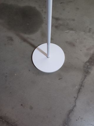 Perchero de pie blanco con detalles madera