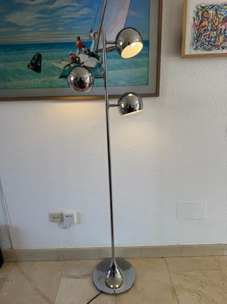 Lámpara de pie metal
