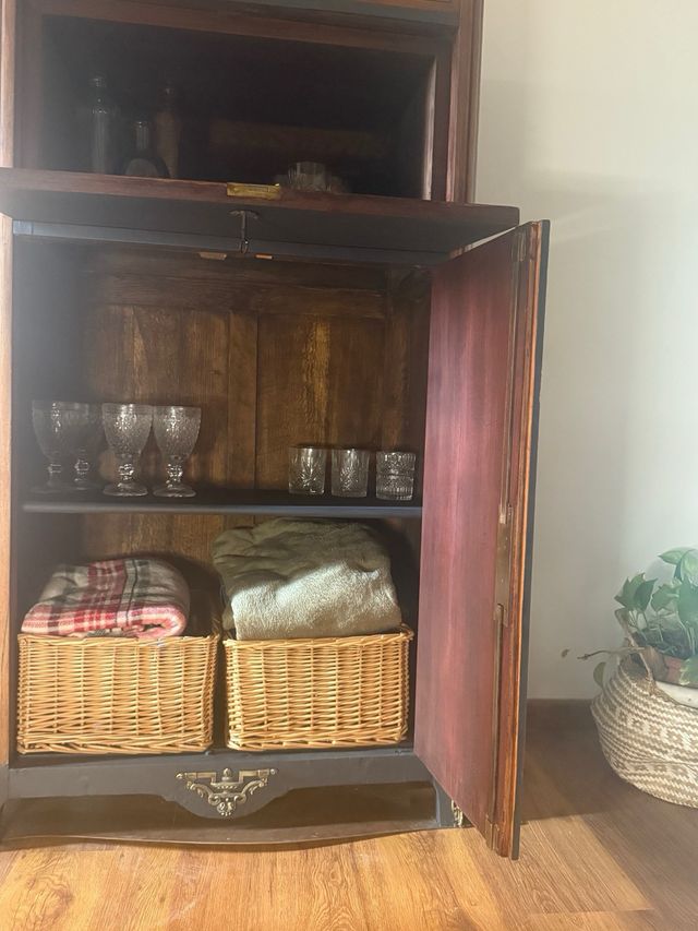 Aparador de madera negro y marrón