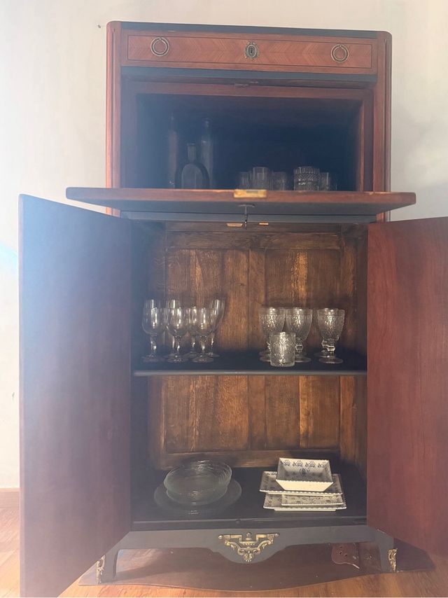 Aparador de madera negro y marrón