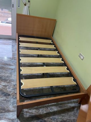 Cama individual de madera con somier