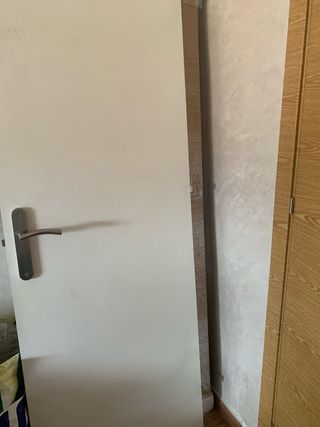 Puerta blanca con manilla