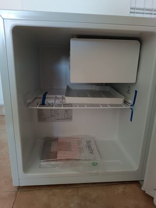 Nevera mini bar Selectline en perfecto estado.
