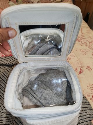 Bolso de maquillaje blanco y marrón