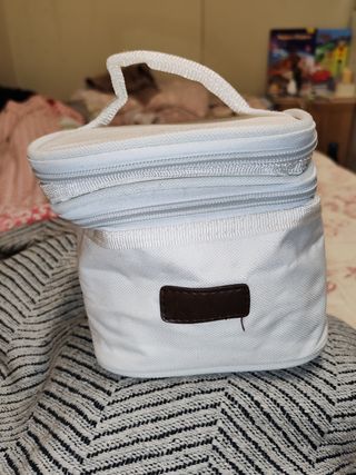 Bolso de maquillaje blanco y marrón