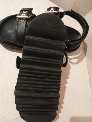 Sandalias negras con hebillas