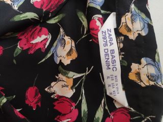 Camisa Zara floral negra multicolor
