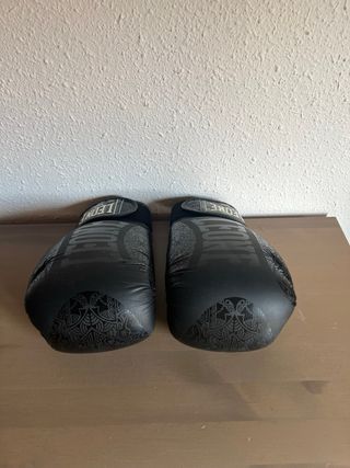 Guantes y botines Leone 1947