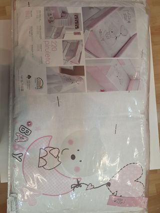 Protector de cuna con osito y corazón