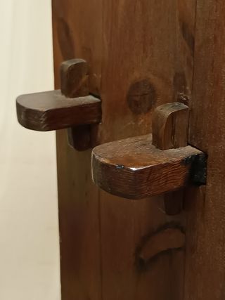 Bonita estantería de madera maciza desmontable.