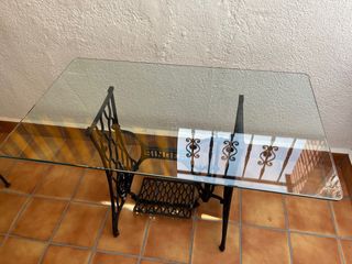 Pie maquina coser con tapa de cristal.