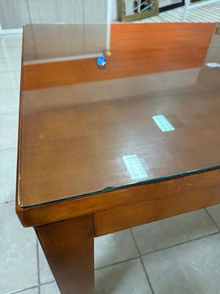 Mesa de comedor de madera y cristal