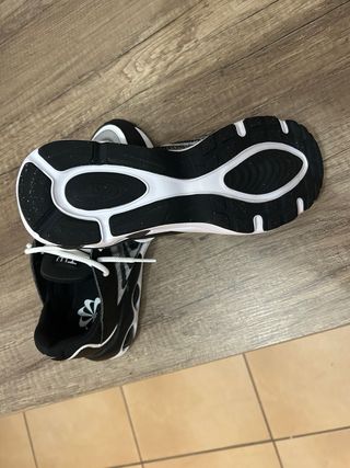 Zapatillas Nike Talla 39 Negras y Blancas