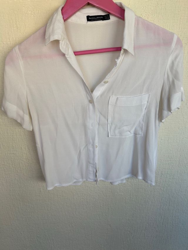 Camisa blanca manga corta.