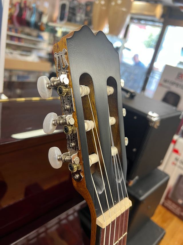 Guitarra clásica Admira, Nueva