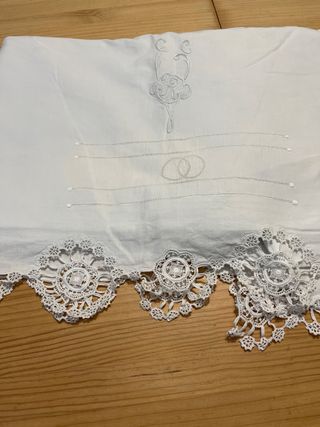 76. Lenzuolo ricamato con trapunte e uncinetto 210x250