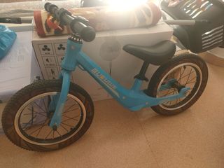 Bicicleta sin pedales azul