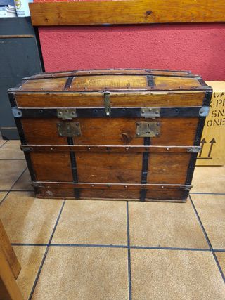 Baúl de madera antiguo con herrajes metálicos