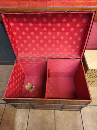 Baúl de madera antiguo con herrajes metálicos