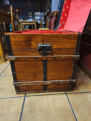 Baúl de madera antiguo con herrajes metálicos