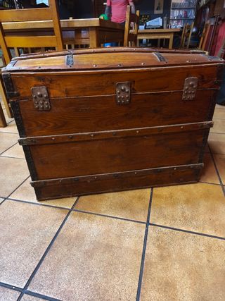 Baúl de madera antiguo con herrajes metálicos