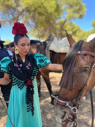 Manton bordado con madroño negro y turquesa