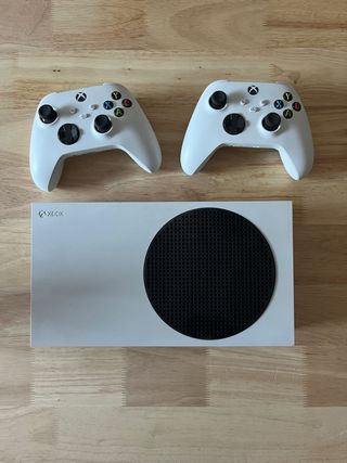 Xbox Series S + 2 mandos originales