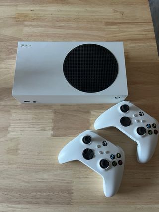 Xbox Series S + 2 mandos originales