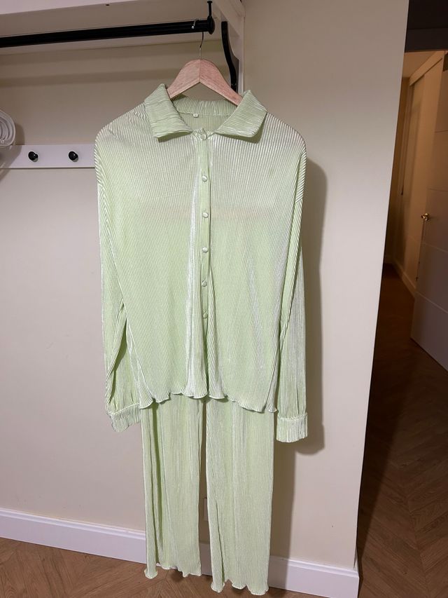 Traje plisado verde Talla S