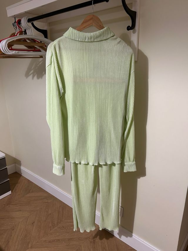 Traje plisado verde Talla S