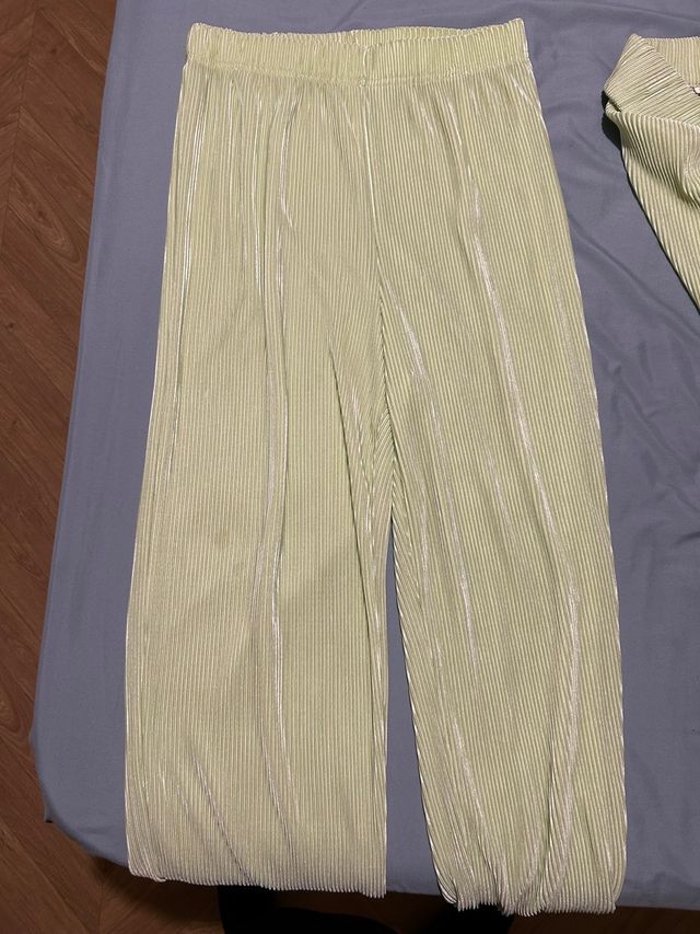 Traje plisado verde Talla S